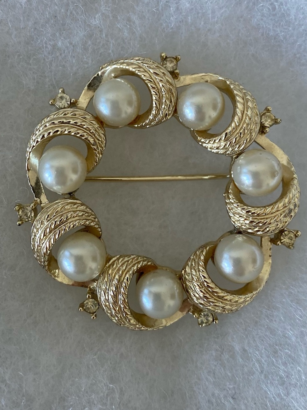 Lisner vintage Brooch faux pearls on gold